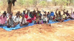 ಜಮೀನಿಗಾಗಿ ಬುಡುಕಟ್ಟು ಜನಾಂಗದವರ ಹೋರಾಟ: ಅರಣ್ಯ ಪ್ರದೇಶದಲ್ಲಿಯೇ ಅಹೋರಾತ್ರಿ ಪ್ರತಿಭಟನೆ