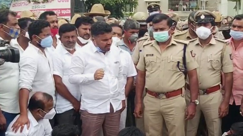 Post-mortem examination delay: Kunigal MLA Ranganath protests against Inspector Guruprasad