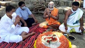 ಕುಟುಂಬಸ್ಥರು ಹಿಂದೆ ಸರಿದರೆ ಜಿಲ್ಲಾಡಳಿತದಿಂದಲೇ ಕೊವಿಡ್​ ಸೋಂಕಿನಿಂದ ಮೃತಪಟ್ಟವರ ಅಂತ್ಯ ಸಂಸ್ಕಾರ: ಕರ್ನಾಟಕ ಸರ್ಕಾರ ನಿರ್ಧಾರ