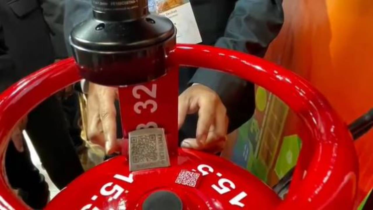 LPG cylinders: ಇನ್ನು ಕ್ಯುಆರ್​ ಕೋಡ್​ನೊಂದಿಗೆ ಬರಲಿದೆ ಎಲ್​ಪಿಜಿ ಸಿಲಿಂಡರ್!  ಪ್ರಯೋಜನಗಳು ಹಲವು - Domestic LPG cylinders to come with QR codes soon said  Union petroleum minister Hardeep Singh Puri in Uttar ...