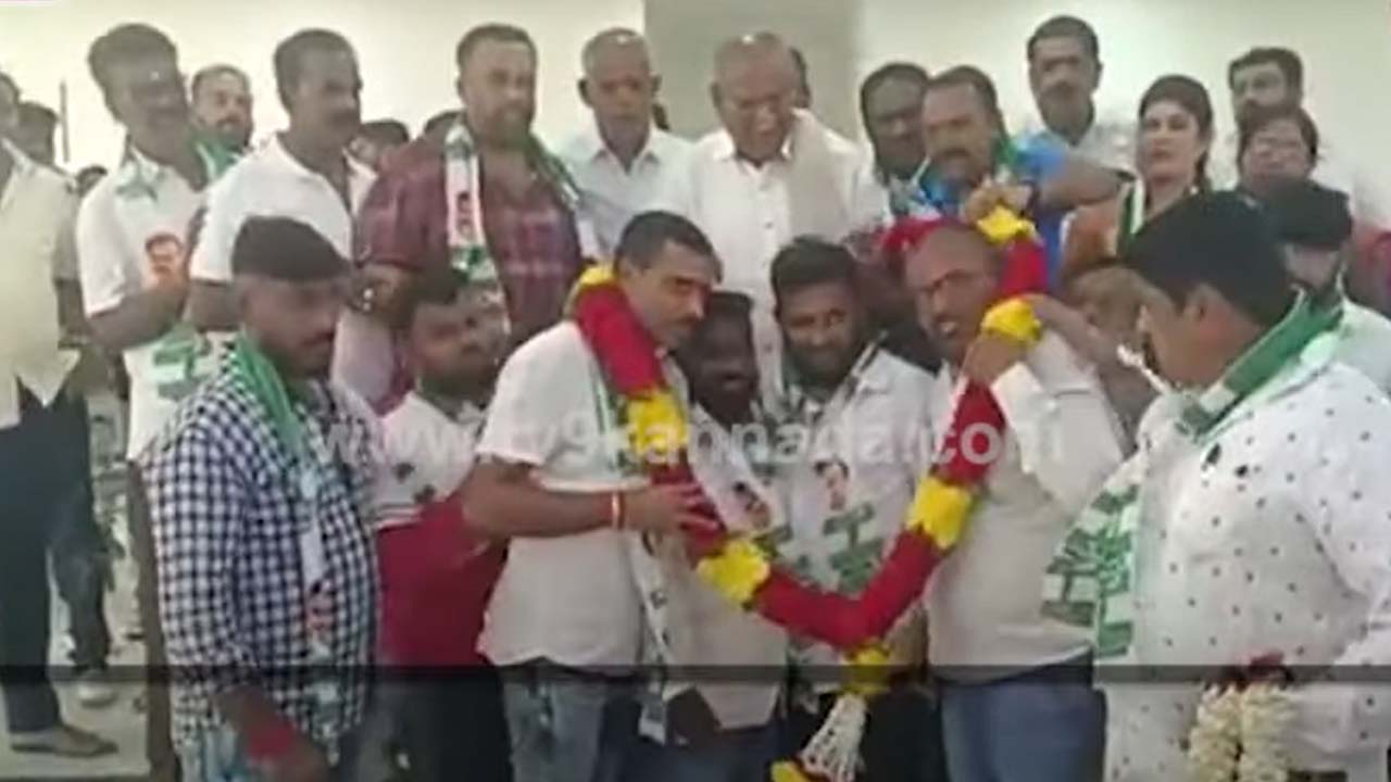 two-rowdy-sheeters-from-maddur-join-jds-in-the-presence-of-party-mla